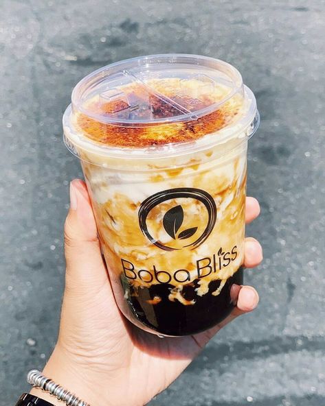 Crème brûlée and boba Our crème brûlée pearl latte is made to order and has the crunchy top layer to crack open before devouring the delicious, rich sweetness of Creme Brulee Boba, Top Drinks, Boba Drink, Tea Brands, Sweet Drinks, Milk Tea, Bubble Tea, Favorite Drinks, Beer Mug