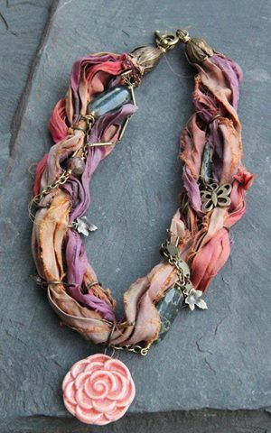 Sari Ribbon Jewelry, Sari Silk Jewelry, Boho Jewelry Diy, Vintage Jewelry Diy, Diy Jewelry To Sell, Fiber Art Jewelry, Diy Jewelry Rings, Boho Styl, Diy Jewelry Earrings