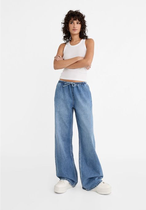 Jeans de tiro bajo con cintura elástica ajustable con cordones a tono. Bolsillos laterales y falsos bolsillos de vivo en espalda. Pernera ancha y recta. Minimal Look, Womens Denim, Jeans Wide, Relaxed Fit Jeans, Jeans Boyfriend, Drawstring Waistband, Wide Leg Jeans, Boyfriend Jeans, Trousers Women