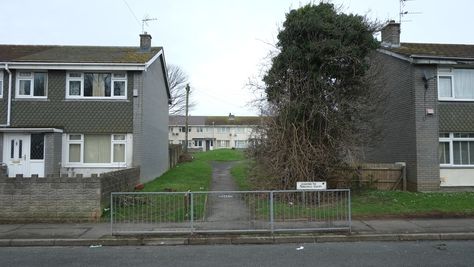 Anglo Gothic Aesthetic, 2005 Aesthetic, Anglo Gothic, British Houses, Council Estate, Council House, Nostalgia Aesthetic, Suburban House, Northern England