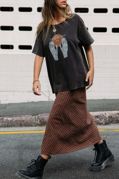 Midi Skirt Baggy Shirt, Grundy Fall Outfits, Oversized Vintage Tshirt Outfit, Summer 2023 Outfits Mid Size, Graphic Tee Skirt Outfits, Oversize Tee Outfit, Graphic T-shirts, Graphic Designer Outfit, Vintage Tee Outfit