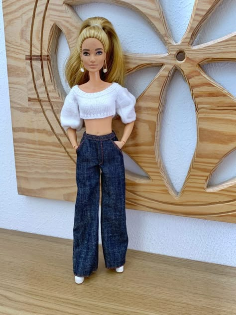 Barbie Doll Jeans, Barbie Outfits Diy, Barbie Clothes Outfits, Patterns For Barbie Clothes, Barbie Makeover, Knitted Barbie Clothes, Barbie Jeans, Pants Pattern Free, Barbie Doll Outfits