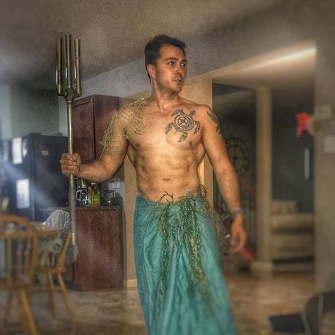 Lots of inspiration, diy & makeup tutorials and all accessories you need to create your own DIY Poseidon Costume for Halloween. Goddess Costume Ideas, Greek God And Goddess Costume, God And Goddess Costume, Greek Gods And Goddesses Costumes, Greek God And Goddess, Zeus Costume, Poseidon Costume, Greek Mythology Costumes, Mythology Costumes