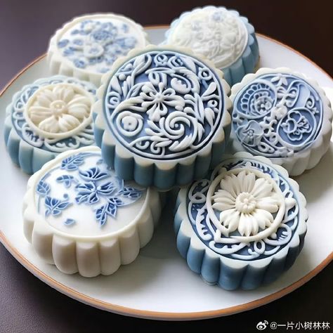 Cute Asian Desserts, Moon Cakes Chinese, Mooncakes Aesthetic, Mooncake Aesthetic, Chinese Moon Cake, Chinese Cake, Mooncake Recipe, Mooncake, Food Drinks Dessert