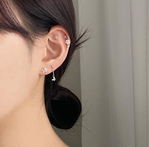 Japanese Ear Piercings, Aesthetic Helix Piercing, Korean Piercings, Korean Ear Piercing, Kpop Ear Piercings, Piercings For Small Ears, Ear Piercings Lobe, Ear Images, Minimalist Ear Piercings