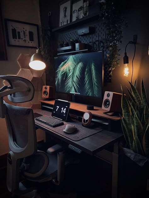 Home Office For Men Minimalist, Mens Room Wall Decor, Dark Computer Room, Dark Wood Gaming Setup, L Desk Setup, Dark Desk Setup Aesthetic, Study Room Ideas For Men, Modern Desk Setup, Rustic Pc Setup