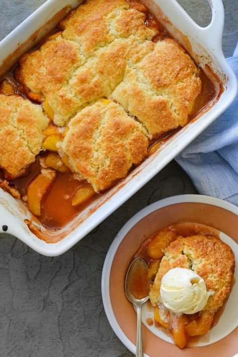 Pioneer Woman Peach Cobbler - Chefs & Recipes Homemade Apple Cobbler, Best Peach Cobbler, Homemade Peach Cobbler, Southern Peach Cobbler, Easy Peach Cobbler Recipe, Rustic Dessert, Homemade Buttermilk Biscuits, Cobbler Topping, Peach Cobbler Easy