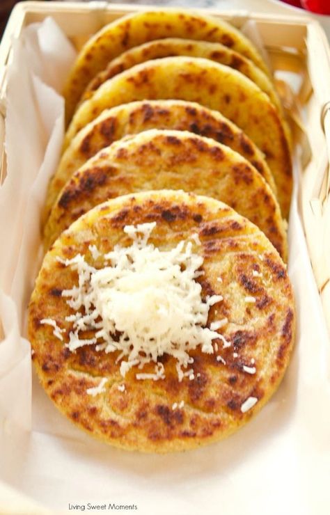 Vegan Sweet Plantain Recipes, Plantain Arepas, How To Make Plantains, Arepas Recipe, Colombian Cuisine, Plantain Recipes, Bread Homemade, Aip Recipes, Island Food