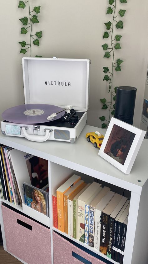 Vinyl Record Bedroom Aesthetic, Vinyls In Bedroom, Room Decor Vinyl, Record Player In Bedroom, Bedroom Ideas Records, Room Ideas Aesthetic Music, Cute Record Player Setup, Vynil Display Ideas, Bedroom Decor Records