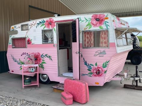 Vintage Camper Bed Ideas, She Shed Camper Ideas, Vintage Travel Trailers Interiors Ideas, Pink Camper Interior, Girly Camper, Retro Camper Interior, Travel Trailer Bathroom, Trailer Bathroom, Small Travel Trailer Remodel