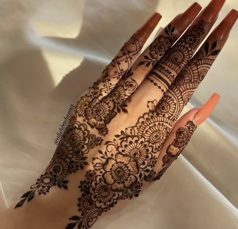 Very Simple Mehendi Designs, Aesthetic Henna Designs, Ramadan Henna Designs, Eid Henna Designs, Henna Designs Palm, Henna Flower Designs, Henna Designs Back, Palm Henna, Simple Mehendi