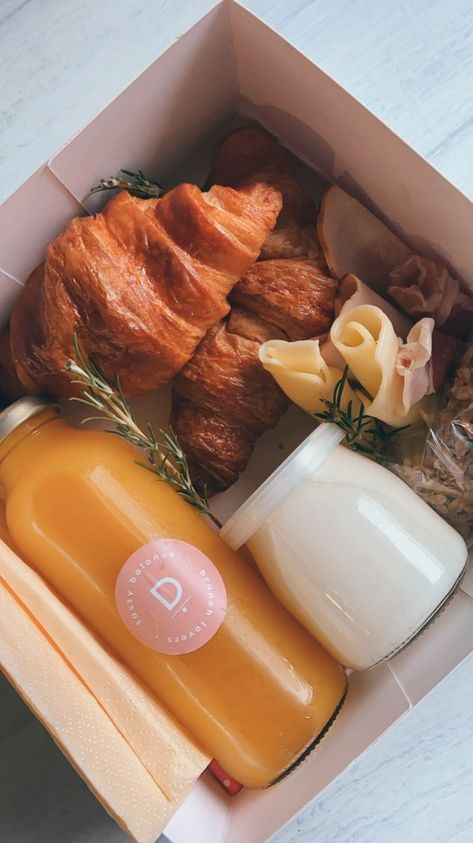 Brunch Box Breakfast, Breakfast Box Ideas, Coffee Break Catering, Boxed Lunch Catering, Breakfast Delivery, Breakfast Basket, Bake Sale Packaging, Breakfast Gift, Lunch Catering