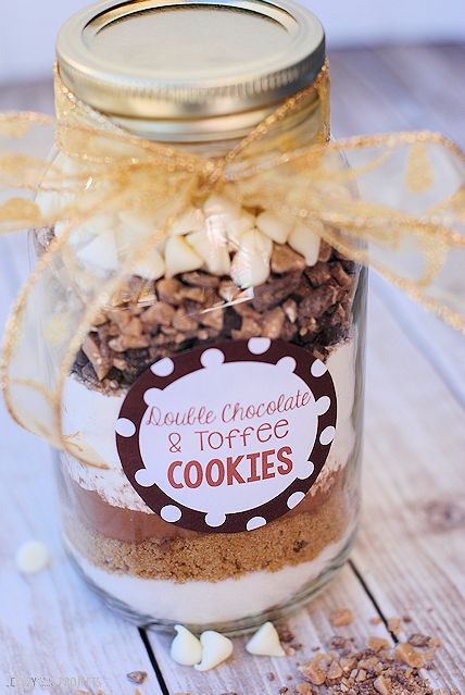 Cookies in a Jar: Double Chocolate Toffee Cookie Mix In A Jar Recipe, Mason Jar Cookie Recipes, Mason Jar Gifts Recipes, Mason Jar Mixes, Mason Jar Cookies Mix, Cookies In A Jar, Mason Jar Cookies, Toffee Cookies, Dessert In A Jar