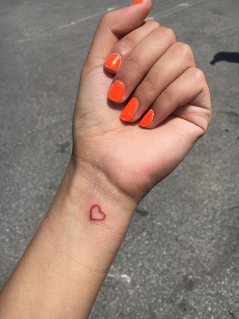 Mini red heart tattoo Gabriella Toruno Small Red Heart Tattoo, Heart Tattoo On Wrist, Red Heart Tattoo, Heart Outline Tattoo, Little Heart Tattoos, Heart Tattoo On Finger, Love Heart Tattoo, Small Red Heart, Tattoo On Wrist