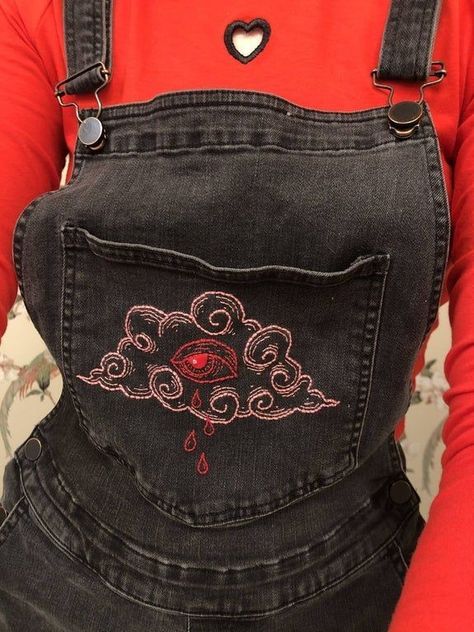 Embroidering Clothes Diy, Embroidered Overalls, Thrift Store Crafts, Diy Vetement, Painted Clothes, Mode Inspo, 가을 패션, Diy Embroidery, Embroidery And Stitching