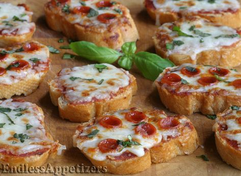 Pizza Crostini, Stuffed Olives Recipe, Pizza Bruschetta, Kids Appetizers, Tomato Basil Pesto, Appetizers Kids, Mini Food Appetizers, Kid Friendly Appetizers, Mini Pizza Bites