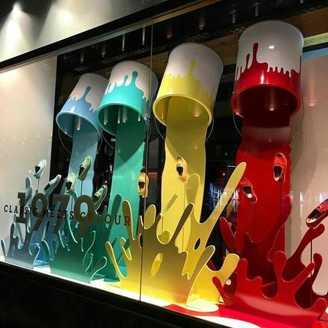 معرض فني, Decoration Vitrine, Store Window Displays, Visual Merchandising Displays, Window Display Design, Store Windows, Storing Paint, Merchandising Displays, Shop Window Displays