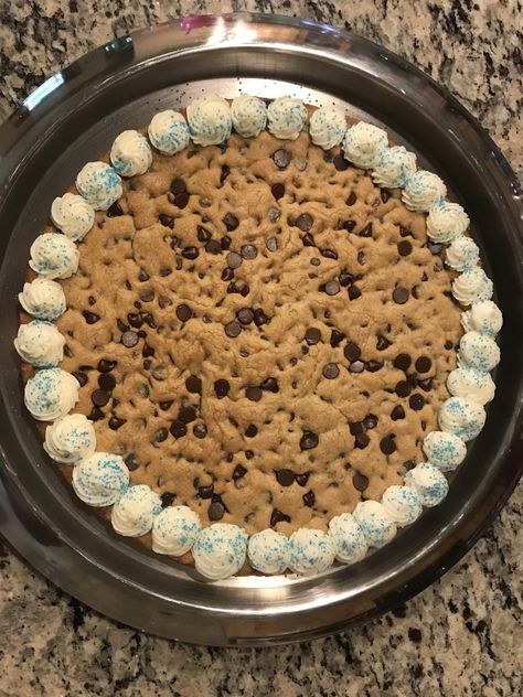 Best cookie cake ever!! Best Cookie Cake, Large Cookie Cake Recipe, 6 Inch Cookie Cake, Cute Cookie Cake Designs, Cookie Cake That Looks Like Pizza, Making A Large Cookie Cake, Decorated Big Cookie Cake, Aesthetic Sweets, Bugsy Siegel