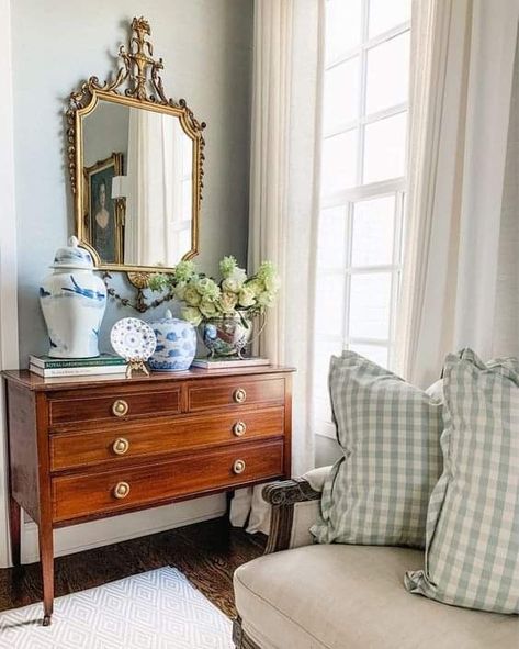 Homey Traditional Living Room, Grande Millenial Style, Upscale Cottage Interior Design, Southern Home Inspiration, Traditional Spring Decor, Grandmillenial Style Gallery Wall, Side Tables Bedroom Decor Aesthetic, Grandmillineal Kitchen, Grandmillenial Embroidery