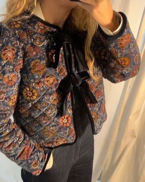 Velvet Quilted Jacket, Reversible Quilted Jacket, Diy Quilt Jacket, Floral Quilted Jacket, Quilt Jacket Outfit, Diy Quilted Jacket, Quilted Jacket Street Style, Quilting Jacket, Sewing Jacket