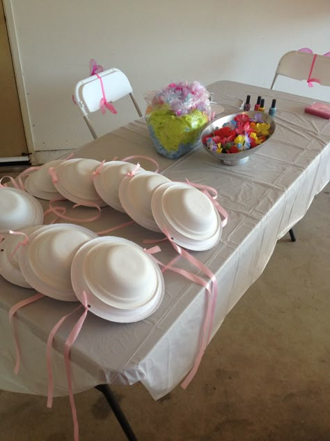 Tea party hat station - the 'hats' look like plates and bowls with ribbon. Smart! Add some flowers and boas and you're ready to roll. Mother Daughter Tea, Fancy Nancy Party, Kids Tea Party, Birthday Tea Party, Princess Tea Party, Tafel Decor, Tea Party Theme, Girls Tea Party, Tea Party Hats