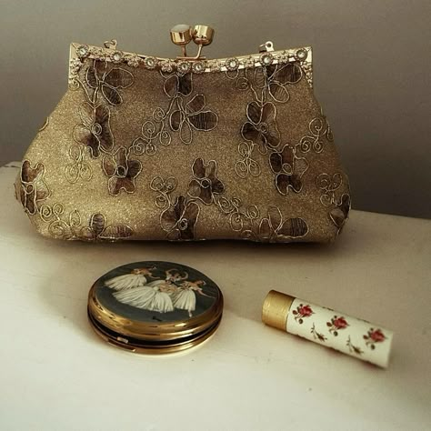 Vintage compact and makeup Vintage Makeup Aesthetic Products, Makeup Bag Vintage, Vintage Makeup Storage, Vintage Makeup Compact, Vintage Makeup Bag, Bag Pins Aesthetic, Vintage Makeup Products, Antique Makeup, Packing Aesthetic