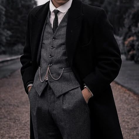 Style Androgyne, Michael Gray, Victorian Men, Dark Academia Outfits, Academia Outfits, Victorian Aesthetic, Dark Academia Fashion, Royal Aesthetic, Academia Fashion