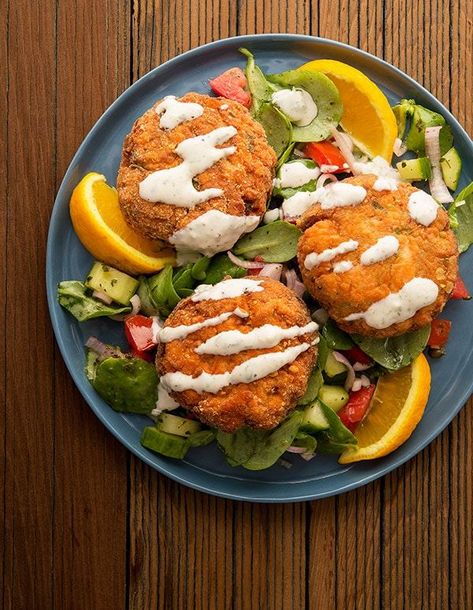 An easy salmon cakes recipe that mimics a traditional Chesapeake crab cake, only using salmon. Serve these salmon cakes with horseradish cream. Salmon Patties With Crackers, Maryland Crab Cakes Recipe, Easy Salmon Cakes, Fried Salmon Patties, Crab Cakes Recipe, Salmon Cakes Recipe, Maryland Crab Cakes, Crab Cake Recipe, Crackers Recipe