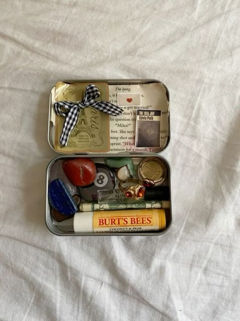 Wallet Inspiration, Mint Tin Crafts, Altoids Tins, Inside My Bag, Mint Tins, Diy Wallet, Small Tins, What In My Bag, Cute Diys