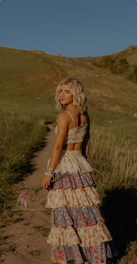 Boho Picture Outfits, Fall Dresses For Senior Pictures, Boho Outfits Senior Pictures, Western Maxi Dress Outfit, Senior Picture Dresses Fall, Fall Sunset Photoshoot, Senior Pic Fall Outfits, Blonde Senior Pictures, Outfit Inspo For Senior Pictures