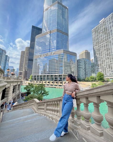 Chicago Riverwalk Chicago Travel Aesthetic, Spring Chicago Outfit, Chicago Spring Outfits, Chicago Bean Pictures, Chicago Picture Ideas, Chicago Poses, Chicago Outfit Summer, Chicago Instagram Pictures, Chicago Outfit Ideas