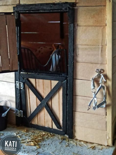 Miniature Barn Accessories, Breyer Horse Stable, Schleich Stable Diy, Model Horse Stable, Model Horse Diorama, Diy Schleich Horse Barn, Schleich Diy Stables, Schleich Horses Stable Diy, Schleich Horses Diy