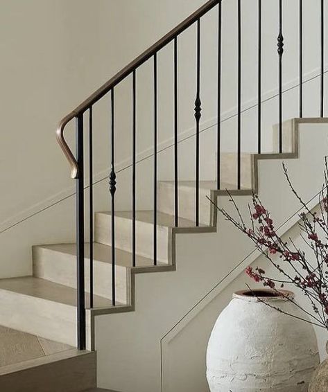 White Metal Railing Stairs, Traditional Iron Stair Railing, Simple Iron Stair Railing, Metal Spindles Staircase Railing Ideas, Iron Staircase Railing Modern, Staircase Iron Railing, Iron Banisters And Railings, Metal Stairs Indoor, Bannisters And Railings