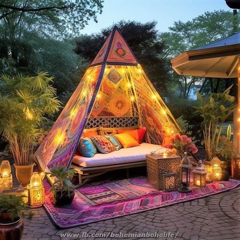 Bohemian Porch, Hippy House, Boho Outdoor Space, Bohemian Patio, Bohemian Outdoor, Boho Style Decor, Boho Outdoor, Home Decor Living Room, Outdoor Decor Backyard