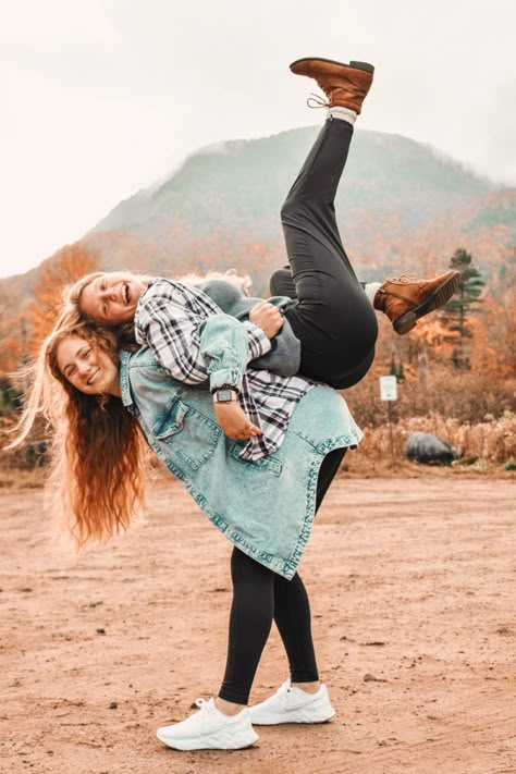 Friend Fall Photoshoot Ideas, Fun Friendship Photoshoot Ideas, Cute Photoshoot Poses With Friends, Bestie Photo Shoot Poses, Cute Friends Photoshoot, Cute Hiking Pictures With Friends, Fall Pictures Sisters, Fun Photoshoot Ideas Creative Best Friends, Best Friend Outdoor Photoshoot