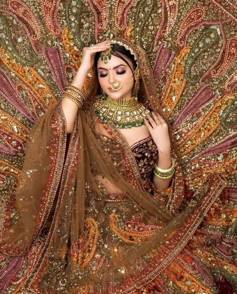 Bridal Lehnga Unique, Indian Wedding Outfit Bride, Pose Pengantin, Rajasthani Bride, Indian Bride Poses, Bride Photos Poses, Bridal Photography Poses, Indian Bridal Photos, Indian Wedding Couple Photography