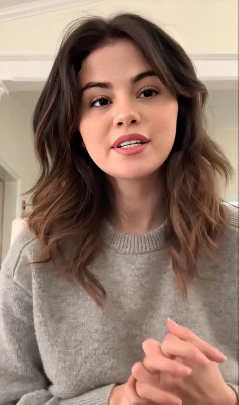 Selena Gomez Short Hair, Chubby Face Haircuts, Selena Gomez Hair, Short Hair Cuts For Round Faces, Haircut Inspiration, Hair Stylies, Round Face Haircuts, Haircuts For Medium Hair, Hair Color And Cut