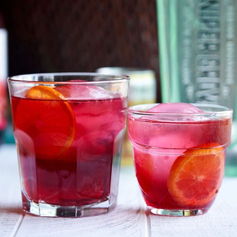 This Cranberry Gin Cocktail is perfect for the holidays. I love this with Christmas morning brunch. Made with cranberry juice, gin, tonic water and a clementine garnish. Get the recipe on www.theworktop.com. Soda Alternatives, Strawberry Lemonade Recipe, Clean Drink, Infused Water Recipes, Healthy Drinks Recipes, Pretty Drinks, Lemonade Recipes, Water Recipes, Strawberry Lemonade