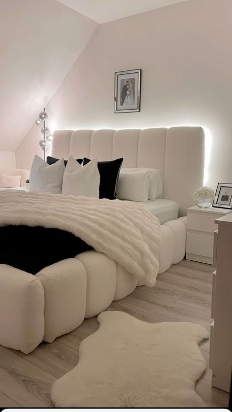 Trendy Small Bedroom Ideas, Dearra Taylor Bedroom, Cozy Simplistic Bedroom, Bedroom Inspo Trendy, White Aesthetic Bedding, White Walls Room Ideas, Beige White Bedroom Ideas, Trendy Apartment Bedroom, Aesthetic Girls Room Ideas