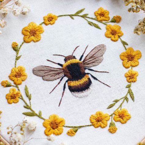 Surprise! This sweet bee embroidery tutorial is now available to download in my Etsy shop 🐝✨This pattern is one of my quickest patterns… Bee Embroidery, Hand Embroidery Kit, Embroidery Patterns Vintage, Thread Painting, 자수 디자인, Hand Embroidery Pattern, Hand Embroidery Art, Embroidery Hoop Art, Vintage Embroidery