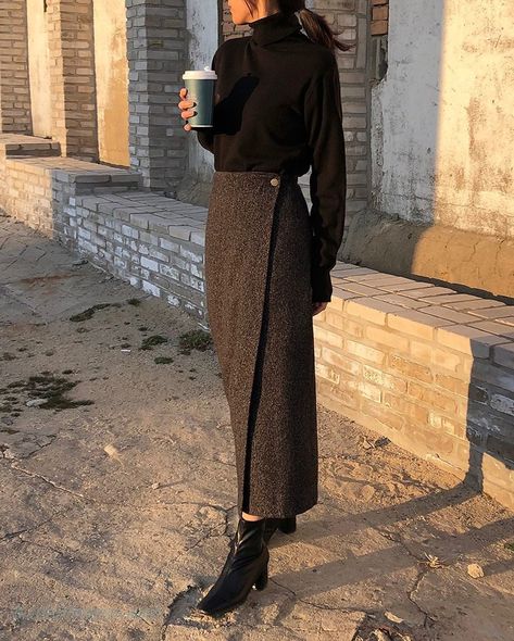 Family Party Outfit Winter, Wool Long Skirt, Modest Corporate Fashion, Grey And Brown Outfit, Straight Skirt Outfits, Wool Skirt Outfit, Straight Maxi Skirt, Long Skirt Winter, Long Straight Skirt