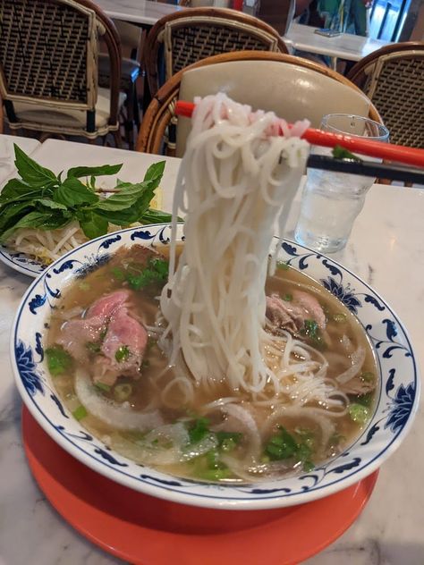 Vietnamese Noodle Soup, Pho Restaurant, Yummy Noodles, Pho Soup, Pho Recipe, Restaurants In Nyc, Food Babe, Vegan Soup, Vegan Options