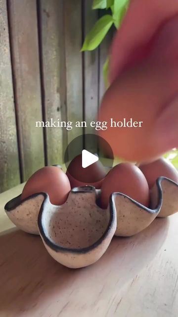 Discover a world of ceramics! on Instagram: "Pinch pots eggs holder 🍳 by @studiobdu  Check out our link in bio for similar ceramic creations, and remember to follow @craftyclayworks for more! 🤎 ✧˖°  ✦•𐃬 𐃰 𐃨 𐃢 𐃭•★•𐃭 𐃢 𐃨 𐃰 𐃬•✦  #potterylove #potteryart #wheelthrownpottery #midcenturyceramics #ceramicsclass #ceramicsculpture #studiopottery #australianceramics #ceramicsart #modernceramics #potterystudio #ceramicstudio #ceramicsdaily #handpaintedceramics #stonewareceramics #ceramicsculptures #handbuiltceramics #ceramicsofinstagram #potterybarn #creativeatheart #ceramicsstudio #handmadeceramics #potterywheel #instapottery #woodfiredceramics #ceramicsdesign #handmadepottery #contemporaryceramics #instaceramics #potterylife" Pottery Egg Carton, Pottery Frogs Ideas, Pottery Egg Tray, Air Dry Clay Egg Holder, Pinch Pot Pottery, Pottery Egg Holder, Pinch Pottery Ideas, Clay Egg Holder, Fun Pottery Ideas