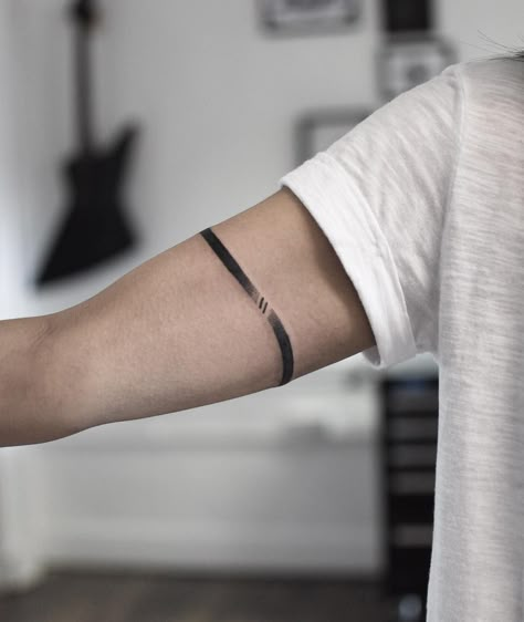 Wavy armband tattoo by Wagner Basei inked on the right arm Stripe Tattoo Arm, Black Line Tattoo Arm, Wavy Line Tattoo, Bracelet Tattoo Men, Armband Tattoo Mann, Tattoo Arm Band, Armband Tattoo Meaning, Black Band Tattoo, Stripe Tattoo