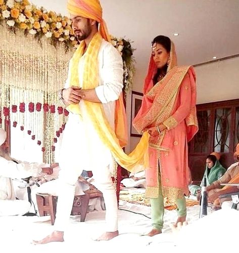 Anand Karaj Outfit, Mira Rajput Wedding, Shahid Kapoor Wedding, Rajput Wedding, Bride And Bridesmaid Pictures, Anand Karaj, Mira Rajput, Indian Bridal Photos, Indian Men Fashion