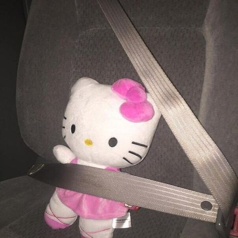 Profile Pic Black, Hello Kitty Driving, Aesthetic Ig Filter Selfie, Kitty Aesthetic, Friend Pictures Poses, Hello Kitty Aesthetic, Insta Profile Pic, Glitter Wallpaper, Funny Wallpaper