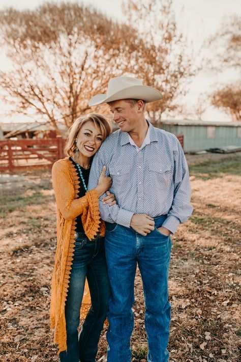 Family Of 4 Adults Photoshoot, Middle Age Couples Photoshoot, Mom And Adult Son Photo Ideas, Couple Casual Poses, 50th Anniversary Photo Shoot, Husband And Wife Photo Ideas, Older Couples Photoshoot Poses, Older Family Photography, Older Couple Poses