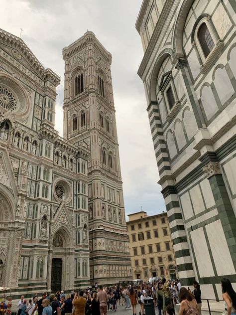 #aesthetic #photography #travel #italy #italiansummer #florence #duomo #renaissance #architecture Florence Duomo, Cathedral Architecture, Travel Italy, Italian Summer, Photography Travel, Aesthetic Photography, Florence, Travel Photography, Italy