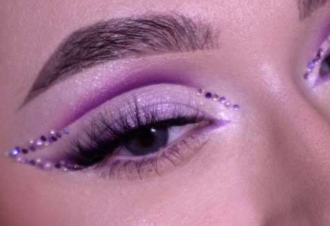 Purple Eye Makeup With Rhinestones, Rein Fair, Eras Makeup, Insane Makeup, Purple Makeup Looks, Birthday Makeup Looks, Rhinestone Makeup, Purple Eye Makeup, Birthday Makeup