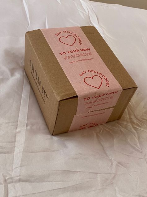 Aesthetic Packing Orders, Aesthetic Small Business Packaging, Shipping Packages Aesthetic, Parcel Aesthetic, Pr Packages Aesthetic, Packages Aesthetic, Unboxing Ideas, Package Aesthetic, Unboxing Aesthetic